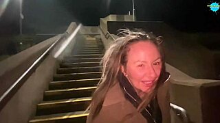 Wanita gelandangan hadapi penghinaan teruk dalam klip.