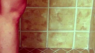 Fiatal szőke élvezi az érzéki zuhany pillanatot.