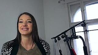 Amateur hongroise ramassée en train de montrer ses gros seins en public en POV !