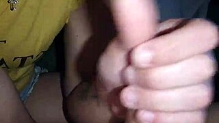 Îl masturbez pe băiatul meu până îi fac să-i țâșnească tot sperma pe patul mamei când ea nu e acasă