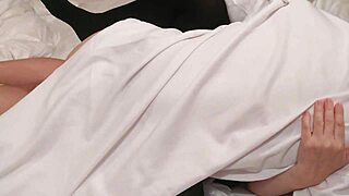 Amatőr japán pár szobalány jelmezben élvezi az intenzív nyalást és creampie akciót.