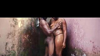 Afrička vruća žena saginje se za susedov veliki crni kurac do orgazma.