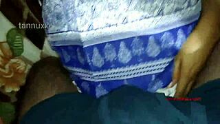 فتاة هندية جميلة في الكلية تستمتع بالأفعال الحميمة عن قرب