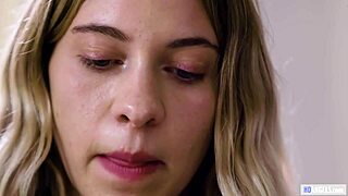 Lesbiana adolescente 18+ engañada por perra mimada para bucear coño 😈