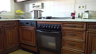 ¿Alguna vez probaste sexo casero arriesgado con una hermanita cachonda como la mía?