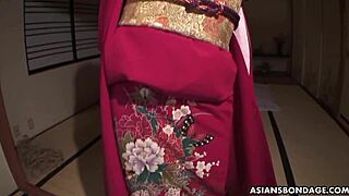縛られたアジアンビンボが2人のパートナーとオモチャでグループ活動に参加