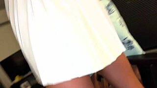 Jej mąż cuckold nie spodziewał się, że przyprowadzi dwóch facetów z imprezy na seks