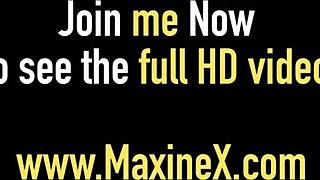 Je sladká dievčenská Maxine X dráždiaca v spodnom prádle?