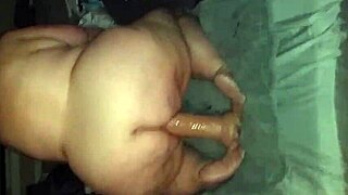 Зрелый ббв с большой жопой вгоняет огромный дилдо в дикую сессию.