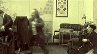 Retro Frau zeigt behaarte Muschi im dampfenden Vintage-Stil