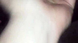 用手指打开年轻黑人妹子的逼！湿润并准备好更多！