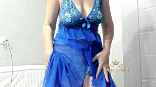 Sono Così Eccitata, Mi Masturbo il Clitoride nelle Mutandine Mentre il Marito È Via per Lavoro, Angela-MILF.