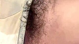 Ej, proveri Meri Di-jevu mokru dlakavu milf pičku u prljavim gaćama!