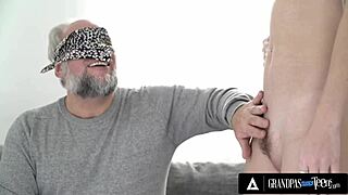 Pěkná mladá Sasha Sparrow potěšuje starého muže svými mokrými dovednostmi!