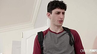 Stiefzoon leert milf met grote tieten neuken met riding