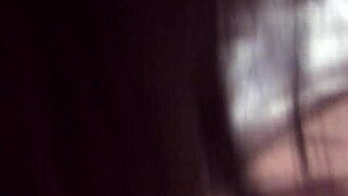 Namorada asiática tarada dá boquete babado em vídeo caseiro