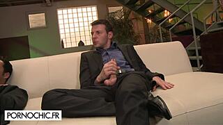 Storbröstad brunett Angelika tar två kukar i vild trekant