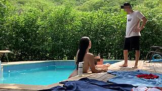 Natasha ve Megan Tan havuz kenarında çıplak, adam izliyor ve FFM elle boşaltma için katılıyor.