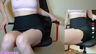 Novinha safada do TikTok mostra buceta raspada por baixo da saia em live selvagem