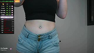 Stunning Webcam Girl huge fake tits के साथ bedroom में big dildo से dominate करती है