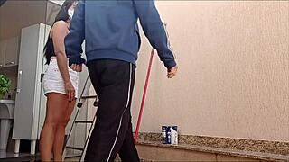 Verheiratete MILF verführt Maler zu Outdoor-Sex im Rock!