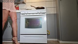 Zatrudniłem ją do gotowania, ale skończyłem zabawą z jej dziurkami.