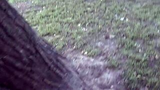 Бринета бљеска лепе сисе голе на улици за све