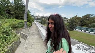 Agen publik ajak cewek cantik buat ngeseks kasar di semak-semak