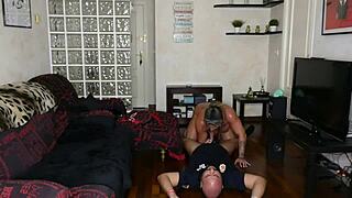 שוטר שרירי מקבל זיון ממני בפעולה ביסקסואלית פרועה בטריילר