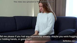 Hei, haluutko katsoa, kun tämä tyttö sormettaa tiukkaa pilluaan orgasmiin?