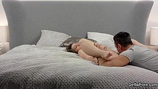 Söt ung tjej gapar rosa fitta i hardcore avjungfrings-scen