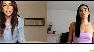 嘿，想看妈妈和继女在摄像头前表演吗