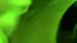 Jada Fires dostává kundu tvrdě narazovanou obrovským bílým ptákem!