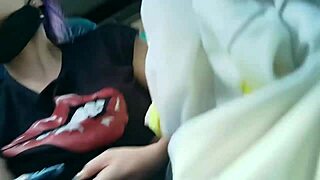 公共巴士上的硬核口交和内射动作