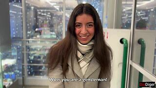 Tía buena seduce a camarero para viaje anal salvaje en tren