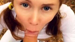 Wow! Geile Teen gibt öffentlichen Blowjob und spielt mit Sperma POV!