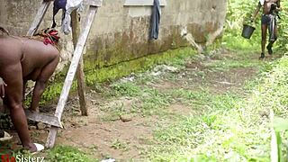 Gazda uhvati stanara kako jebe napolju i oni ga samo ignorišu