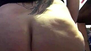 Она растягивает жопу, чтобы вместить большую игрушку.