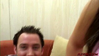 Hnědovláska holka třese nahou prdel venku před hardcore šoustáním