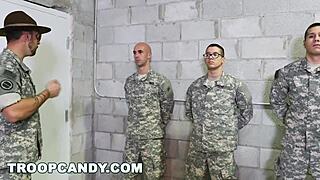 Ups, nisem hotel tega reči, ampak ta gej narednik me dobro nabija na treningu!