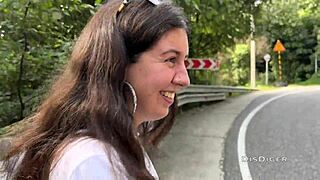 Exposição no ônibus público vira sexo selvagem na praia com uma gata ousada