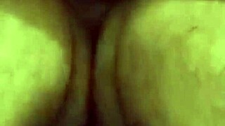 Closeup av ekte våt fitte piercing med monsterkuk