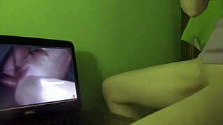 Roodharige MILF komt hard klaar van droog neuken terwijl ze porno kijkt