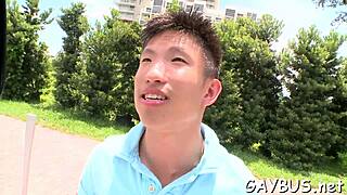 Geblinddoekte kerel getrickt door gay hunk voor zuigen