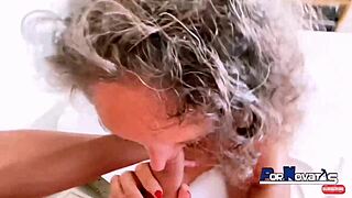 Spanyol érett nő hatalmas természetes cicikkel lovagol Victor Bloom nagy farkán otthon vad dugásban