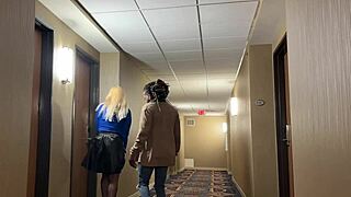 Blond stora tuttar hustru körs hårt av BBC innan hon återvänder till burad kukold