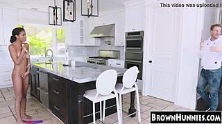 נערה שחורה קטנה נדפקת חזק בפעולה במטבח