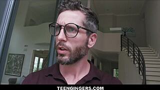 Liten rödlockig 18+ tjej Alexa Nova pluggar med två killar