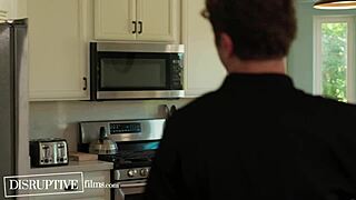 Hei, vil du se hvordan en matlagingstime ble til min første gay knep?