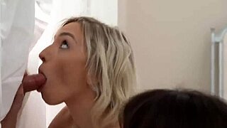 Tini 18+ spriccel egyedül a konyhában templomi lányokat nézve